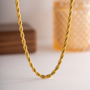 Collier chaîne torsadée dorée classique avec finition brillante et chute élégante en forme de U