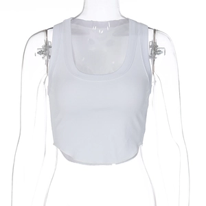 Détail d'un crop top blanc côtelé montrant le col en U et la texture du tissu sur mannequin