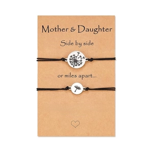 Bracelets pissenlit et cœur pour mère et fille sur une carte cadeau kraft