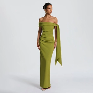 Détail d'une robe longue moulante vert olive avec encolure bandeau et long pan de tissu