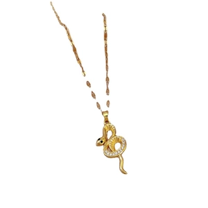 Collier élégant serpent doré avec pavé de zircons sur une chaîne minimaliste fine
