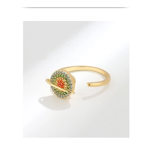 Détail d'une bague planète rotative en argent S925 avec des zircons multicolores