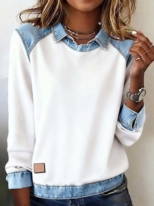 Detail eines weißen Stricktops mit hellblauem Denim-Patchwork am Kragen und Aufnäher