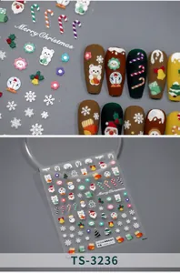 Vue macro de stickers 3D gaufrés pour ongles de Noël avec motifs Père Noël et bonhomme de neige