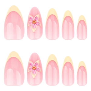 Faux ongles amande French avec fleurs 3D et pointes crème élégantes sur fond rose doux