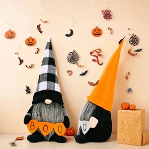 Gnomi di Halloween in piedi con cappello a quadri nero e striscione arancione BOO