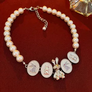 Collana di perle retrò francese con ciondoli a forma di coniglio in smalto e chiusura