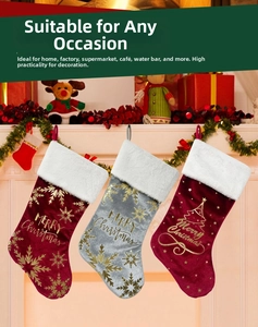 Bottes de Noël en velours avec bordure en fourrure, flocons dorés et motifs de sapins