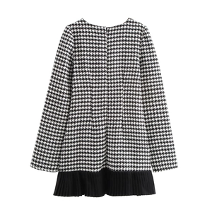 Vue arrière d'une robe pied-de-poule avec manches longues et ourlet plissé noir