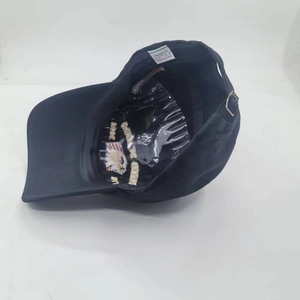 Detalle interior de gorra de algodón con bordado de águila y hebilla metálica ajustable