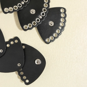 Cintura a corsetto nera in finta pelle con pannelli a ventaglio e occhielli argentati