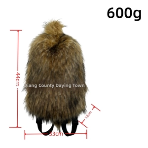 Faux-Pelz Rucksack Maße mit 44cm Höhe und 33cm Breite in Schwarzbraunem Plüschstoff