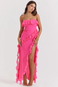 Détail de la robe longue bustier rose vif avec volants et fente haute sexy