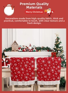 Détail de housse de chaise de Noël rouge avec flocons blancs et bordure plissée