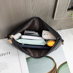 Sac à main noir matelassé pour femme montrant un grand espace de rangement intérieur