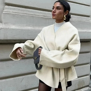 Manteau oversize en laine blanc cassé de style français avec revers et ceinture ajustable