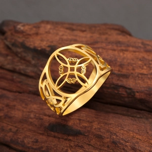 Gros plan sur la bague nœud de sorcière dorée avec motifs géométriques ajourés