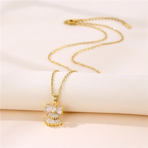 Élégant collier en acier inoxydable plaqué or 18 carats avec pendentif nœud zircon
