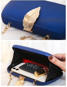 Dettaglio pochette da sera blu reale con chiusura a foglia e catena in metallo