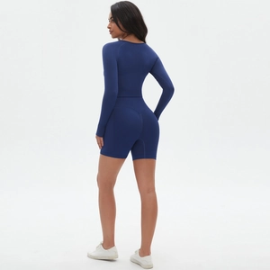 Detailansicht der Rückennähte und des Lifting-Designs der nahtlosen Yoga-Shorts