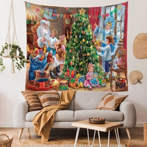 Klassischer Vintage-Weihnachtswandteppich über einem grauen Sofa in gemütlicher Dekoration