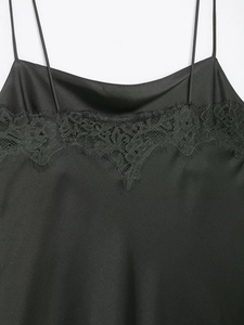 Détail du caraco en satin noir avec dentelle cils délicate et texture soyeuse