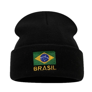 Bonnet noir en maille avec drapeau du Brésil brodé et texte BRASIL jaune sur le revers