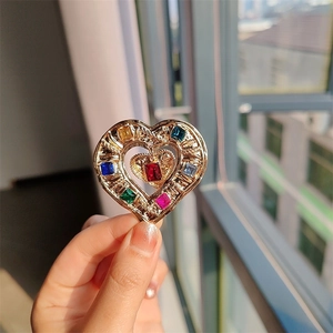 Vintage Gold Alloy Heart Brooch With Multi-Colored Rhinestones Luxury Heart Shape Breastpin For Women Fashion Clothing Accessories