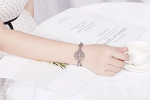 Dettaglio del bracciale in argento con pendente Albero della Vita e catena spessa