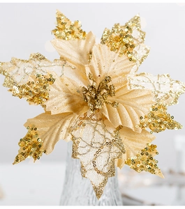 Gros plan d'une fleur de Noël or champagne avec paillettes et texture scintillante