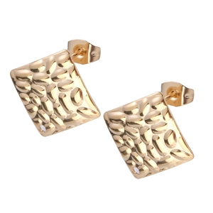 Detailansicht quadratischer goldener Ohrstecker mit gehämmerter Textur und sicherem Verschluss