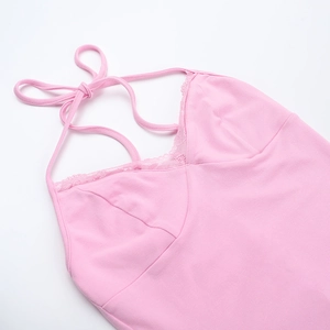 Vue détaillée du haut en maille rose avec bordure en dentelle délicate et liens licou