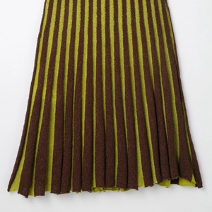 Abito corto a pieghe in maglia a righe marroni e verde lime per donna