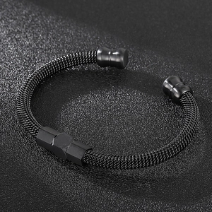 Vue détaillée d'un bracelet câble noir tressé avec des ornements géométriques