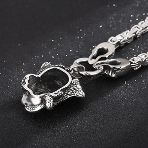 Ciondolo teschio punk retrò su collana a catena bizantina argento con dettagli