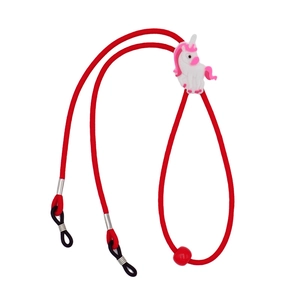 Dettaglio del cordino elastico rosso per occhiali con accessorio unicorno in silicone