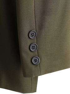 Détail de la manchette de veste vert olive avec trois boutons sur tissu sergé