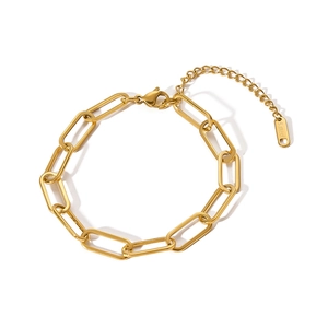 Makroaufnahme des 12mm goldenen Büroklammer-Armbands aus poliertem Edelstahl mit Glanz