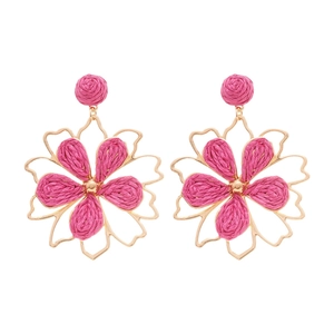 Bast-Blumenohrringe in Rosérosa mit goldenem Hohlrahmen für den Strandurlaub-Stil