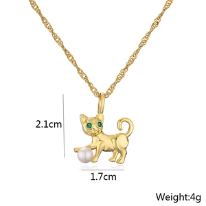 Dettaglio ciondolo gatto con occhi verdi e perla, misura 2,1 cm per 1,7 cm