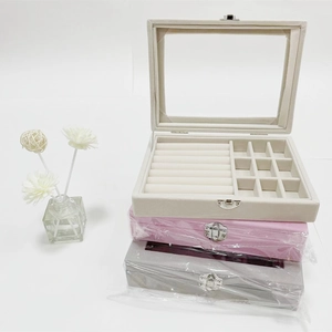 Set di portagioie in velluto beige, rosa e grigio con coperchi in vetro e fibbie metalliche