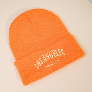 Gros plan sur le bonnet en maille orange avec broderie blanche Los Angeles Vintage