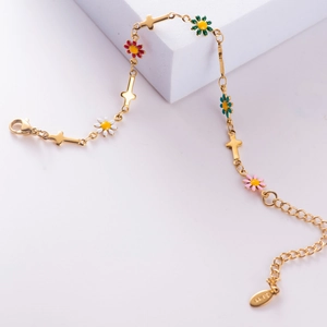 Bracelet doré en acier inoxydable avec breloques marguerites et petites croix