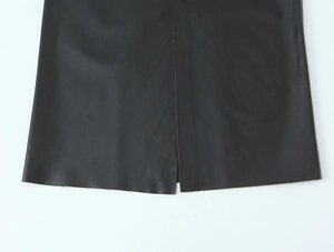 Λεπτομέρεια από το πλαϊνό σκίσιμο και την υφή δέρματος σε μαύρη φούστα