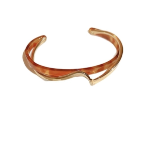 Bracelet jononc plaqué or de style français avec nacre ronde et texture résine ambrée