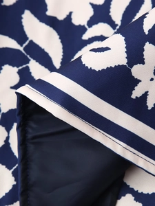 Dettaglio della stampa a foglie blu navy e bianche su tessuto di cotone intrecciato