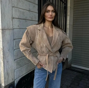 Veste tendance en daim camel à manches longues avec ceinture et détails plissés aux épaules