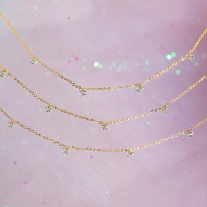 Colliers papillons multicouches plaqués or avec zircons brillants sur fond rose