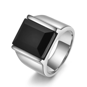 Herrenring aus Edelstahl in Silber mit facettiertem rechteckigem schwarzem Stein