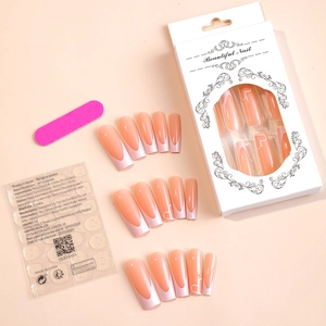 Detailsatz langer Coffin-Kunstnägel mit rosa French Tips und weißen Herz-Designs